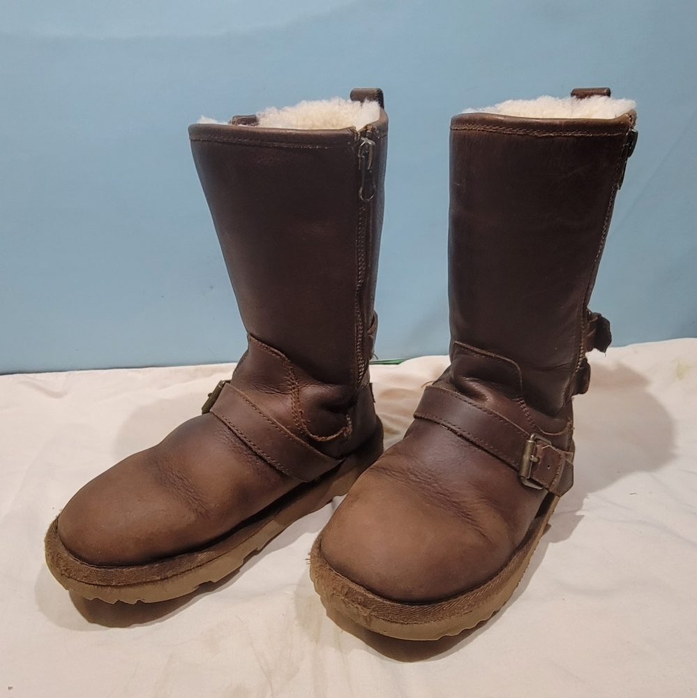 Girls waterproof Ugg boots size 1 kaila
